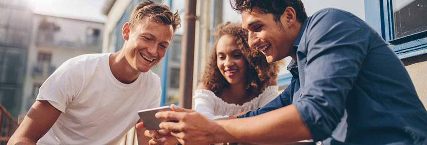 jeunes regardent écran tablette