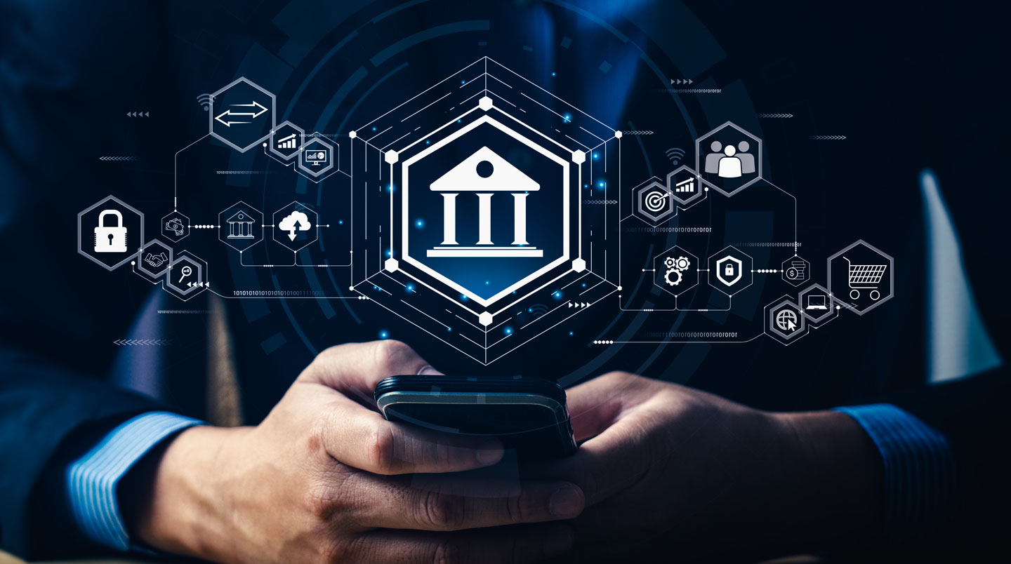 Une main tenant un smartphone affichant une interface d'application bancaire de gestion d'épargne